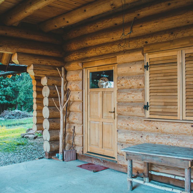 una baita con i muri di tronco appena sabbiati